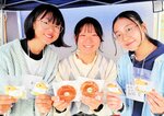 酒かすを使って開発したクッキーやドーナツを手にする生徒ら