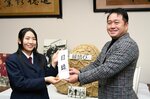 竹尾事務局長に目録を手渡す嶋本会長（左）＝２０日、倉吉市大谷の倉吉農業高