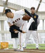 　投球練習する巨人・田中将（手前）を見守る巨人・阿部監督＝宮崎