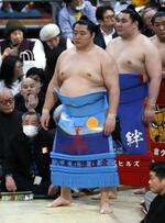 　２０２５年３月、春場所５日目に故郷の「ボラ待ち櫓」が描かれた化粧まわしで土俵入りする遠藤＝エディオンアリーナ大阪