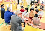 お世話になった住民に感謝のプレゼントを渡す園児