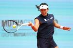 　テニスのマドリード・オープンの女子シングルス準々決勝でプレーする内島萌夏＝マドリード（ゲッティ＝共同）