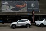 　スペインの自動車販売店に掲げられた中国製ＥＶの広告＝６月（ロイター＝共同）