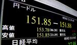 　一時１ドル＝１５１円台後半を付けた円相場を示すモニター＝３日夜、東京・東新橋