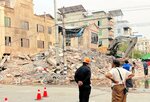跡形もなくなった７階建てのハラル料理店。がれきの山になっていた＝４月６日、ミャンマーのマンダレー市内
