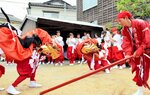 麒麟獅子舞を奉納する保存会のメンバー＝１４日、新温泉町諸寄