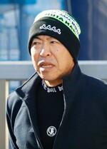 　取材に応じる中日・井上一樹監督＝２５日、ナゴヤ球場