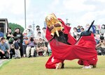 力強い舞を披露する御火浦保存会の麒麟獅子舞＝２３日、新温泉町栃谷の道の駅山陰海岸ジオパーク浜坂の郷