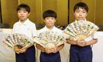 　京都・祇園祭の「山鉾巡行」で長刀鉾に乗る稚児に決まった久保堅斗さん（中央）。両隣は稚児の補佐役の禿に決まった岡山登吾さん（右）と双子の弟晴汰さん＝２日午後、京都市下京区