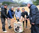 ゲレンデで４年ぶりの鏡開きを行う関係者＝１６日、若桜町つく米のわかさ氷ノ山スキー場