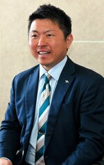 ３期目の町政運営について語る竹口氏＝１４日、大山町西坪
