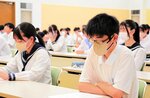 真剣な表情で試験に臨む中学生＝１８日、倉吉市上井町１丁目の日本海新聞中部本社ホール