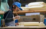 　「浜口ウレタン」の工場内で作業する従業員＝３月、浜松市中央区