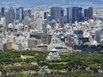 　大阪城と梅田周辺のビル群＝２０２１年
