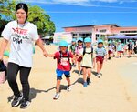 避難訓練で近くの小学校に向かう園児ら＝２４日、新温泉町の浜坂認定こども園