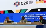 　Ｇ２０財務相・中央銀行総裁会議の閉幕後の記者会見に参加した議長国、南アフリカのゴドングワーナ財務相（中央）ら＝２４日、ワシントン（共同）
