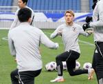 　サッカーＷ杯アジア最終予選のサウジアラビア戦に向け、最終調整する堂安（右）＝埼玉スタジアム
