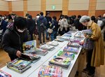 大勢の市民でにぎわう会場