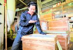 茶葉の出来を確認する北岡さん＝大山町小竹の陣構茶加工施設