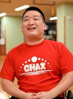 チームメートの活躍を楽しみにしている角選手＝米子市上後藤３丁目のメディカルフィットネスセンターＣＨＡＸ