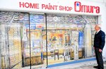 創業当初の店舗がよみがえり、喜ぶ大村社長＝鳥取市新町
