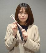 　背中用カミソリを手に、「刃物関係を中心に当社の商品は数え切れないほどあります。どの家庭でも何かは使ってもらっていると思います」と話す貝印の松永由香さん