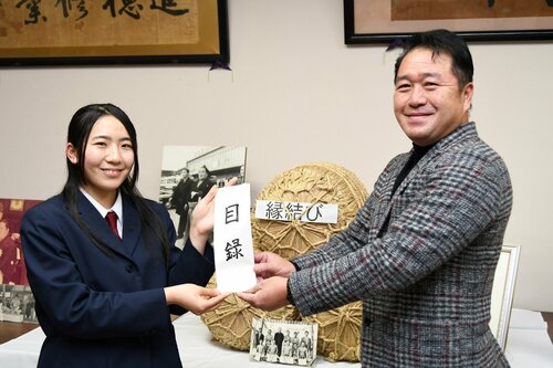 竹尾事務局長に目録を手渡す嶋本会長（左）＝２０日、倉吉市大谷の倉吉農業高