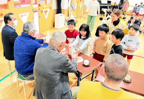 お世話になった住民に感謝のプレゼントを渡す園児