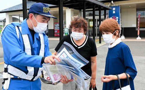 利用者に安全運転を呼びかける隊員（左）
