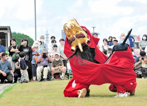 力強い舞を披露する御火浦保存会の麒麟獅子舞＝２３日、新温泉町栃谷の道の駅山陰海岸ジオパーク浜坂の郷
