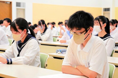 真剣な表情で試験に臨む中学生＝１８日、倉吉市上井町１丁目の日本海新聞中部本社ホール
