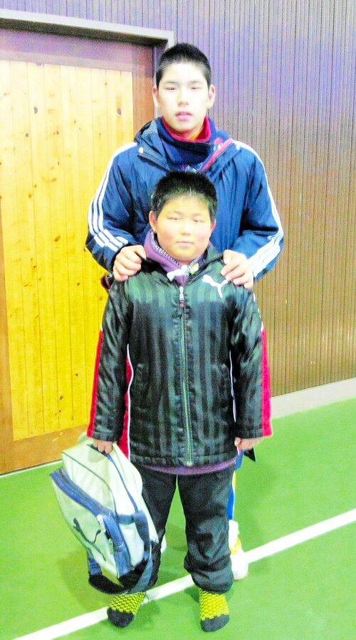 小学生時代の伯桜鵬（手前）と記念写真に納まるガイナーレのＧＫ糸原紘史郎（ガイナーレ鳥取提供）