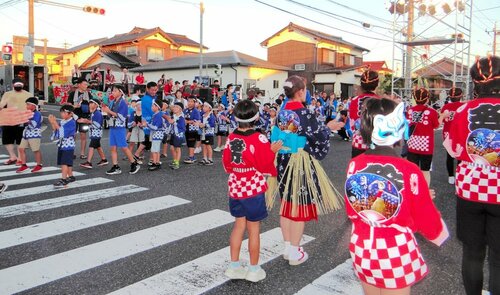 会場を熱気で包む踊り子たち