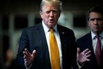 　２９日、ニューヨーク州地裁で記者団に話すトランプ前米大統領＝ニューヨーク（ロイター＝共同）