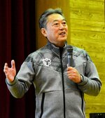 ウオーキングの効能などを説明する横山氏＝２５日、香美町村岡区の射添体育館