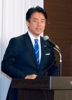 　神奈川県横須賀市で開かれた会合で講演する小泉農相＝３１日午後