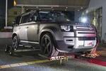 　現場から逃走したとみられるスポーツタイプ多目的車＝１５日夜、埼玉県三郷市