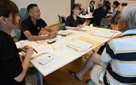 それぞれの活動を紹介し合い、親交を深める参加者ら＝２３日、鳥取市幸町の市民交流センター
