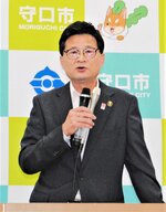 補正予算案を説明する瀬野市長＝１３日、守口市役所