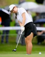 　第３日、１８番でパットを放つ荒木優奈。通算１６アンダーで首位＝中京ＧＣ石野
