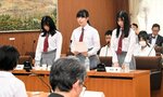 鳥取県執行部に高校生の視点で捉えた県政課題について質問する高校生議員ら