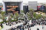 　フランス館（左）と米国館で行列を作る大勢の来場者＝１２日午後、大阪市此花区の夢洲