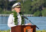 　７日、米ハワイ州の真珠湾の公園で、演説する太平洋艦隊のケーラー司令官（共同）