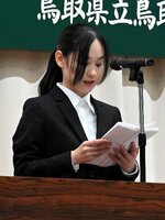 生徒代表の言葉を読み上げる藤田生徒会長