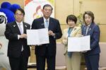 　アジア大会とアジアパラ大会の推進議員連盟と面会し、愛知県の大村秀章知事（左端）らから要望書を受け取る石破首相＝４月、首相官邸
