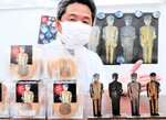新たに制作された学童看板グッズ、クッキーとスタンド＝２０日、岩美町浦富