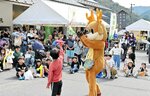 パフォーマンスショーなどが行われ、多くの来場者でにぎわう会場＝１４日、香美町香住区三谷のトキワ