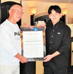 夜間営業に取り組むカフェ９８℃。大麻代表理事（左）と寺本店長＝３０日、新温泉町湯