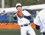　慶大の練習に合流してキャッチボールを行う清原勝児内野手＝横浜市内