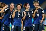 　サッカーのＵ―２０女子Ｗ杯で決勝進出を決め、喜ぶ日本の選手たち＝１８日、カリ（ＡＰ＝共同）